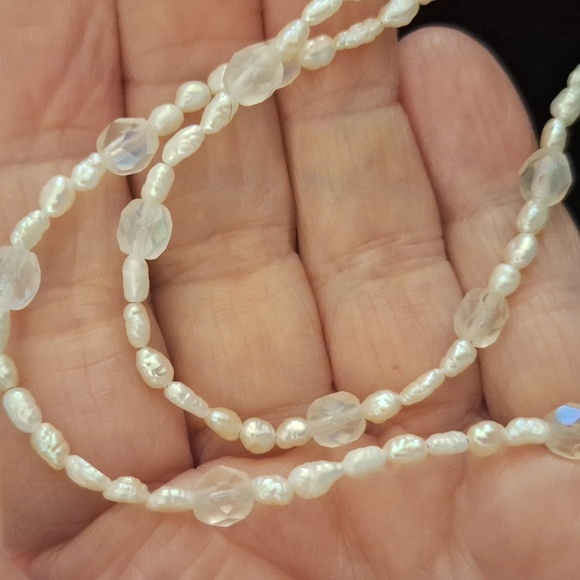 RICE PEARL FRESHWATER NECKLACE With Opalescent Glass Beads - Picture 4 of 4